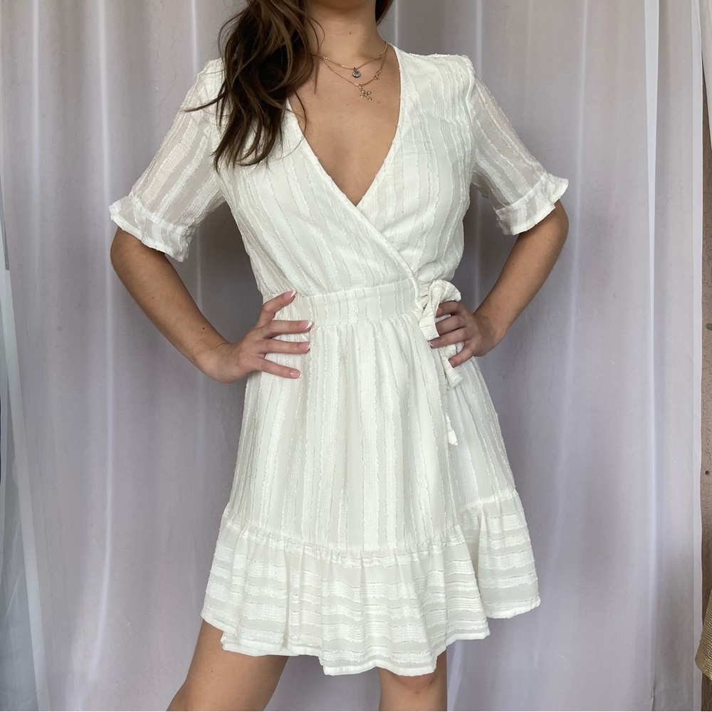 HELLO MOLLY V-NECKLINE WRAP MINI DRESS WHITE FLATTERING FLOWY SHORT SLEEVES SZ S